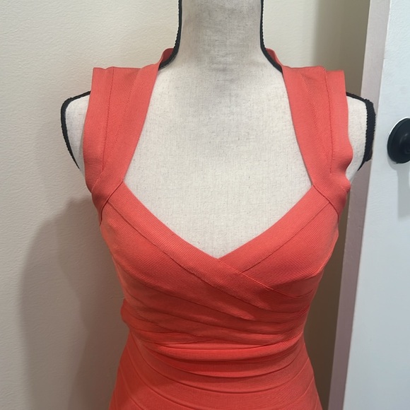 Stunning Herve Leger Paris Peach 3/4 Mermaid/Peplum Dress Size Small - Picture 3 of 8